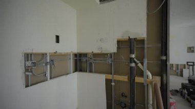 Odadaki bir duvarın yıkılması. Evdeki dairenin sökülmesi ve yenilenmesi. Geniş görüş. Yüksek kalite 4k görüntü