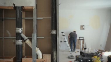 Odadaki bir duvarın yıkılması. Evdeki dairenin sökülmesi ve yenilenmesi. İnşaat süreci. Yüksek kalite 4k görüntü