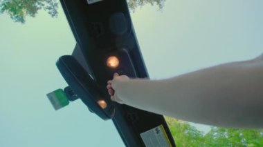 Cabriolet vagonunda oturan sürücü Üstü açılabilir Çatı 'yı kapatıyor. Geniş açı. Yüksek kalite 4k görüntü