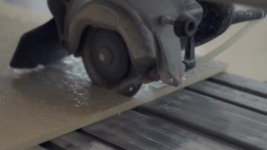 Su soğutmalı ve dairesel testere kesikli kesme makinesi. Yüksek kalite 4k görüntü