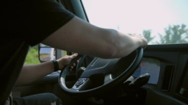 Profesyonel yarı kamyon şoförü kamyonunda oturur ve kargo taşır. Yüksek kalite 4k görüntü