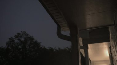 Şiddetli Sağanak Yağmurlu Gök Gürültüsü Altında Çatı ve Yağmur Çukuru 'nu vurdu. Gece fırtınası. Yüksek kalite 4k görüntü