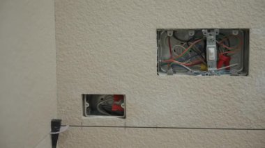 Duvardaki fayanslar. Bitirmek işe yarıyor. Döşeme teknolojisi. Kamerayı çek. Yüksek kalite 4k görüntü