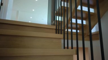 Yeni modern evdeki merdivenler, gayrimenkuller. Geniş açılı kamera görüntüsü. Yüksek kalite 4k görüntü
