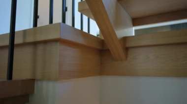 Merdiven 'in yeni modern evdeki görüntülerini kapatın, emlak içerisindeki. Yüksek kalite 4k görüntü