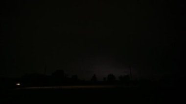 Arazinin üzerinde bir sürü yıldırım var. Şiddetli bir fırtına. Geniş görüş. Yüksek kalite 4k görüntü