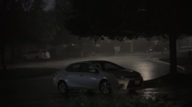 Gece vakti fırtınada banliyöde şimşekler çakıyor. Yüksek kalite 4k görüntü