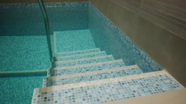 Havuz evin içinde, merdivenler de havuzun içinde. Yüksek kalite 4k görüntü