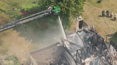 Evdeki yangının ve itfaiyecilerin yangını söndürdüğü drone görüntüleri. Yüksek kalite 4k görüntü