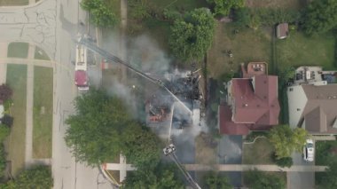 Drone 'un ev yangınından çıkan duman ve itfaiyecilerin yangın söndürme görüntülerinin üzerinde. Yüksek kalite 4k görüntü