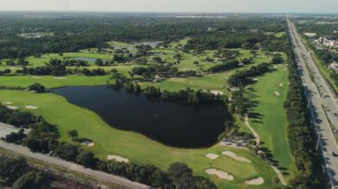 Golf sopasının geniş açılı görüntüsü. Güneşli bir günde gayri menkul çekiminde mahallenin elemanları. Yüksek kalite 4k görüntü