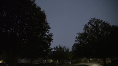 Gece fırtınasında banliyödeki sokakta şimşekler çakıyor. Yüksek kalite 4k görüntü