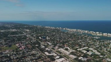 Napoli 'deki evlerin geniş hava görüntüsü. Florida banliyölerinin elementleri. Gayrimenkul fotoğrafı. Yüksek kalite 4k görüntü