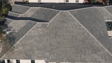 Konut binasının çatısında bir element. Hava görüntüsü. Florida 'da güneşli bir gün. Yüksek kalite 4k görüntü