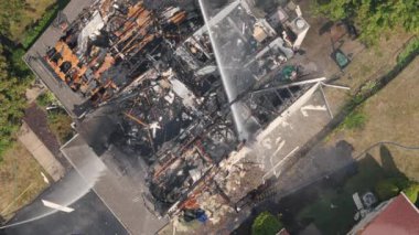 Bir ev yangınından çıkan dumanlı hava aracı ve itfaiyeciler yangını söndürüyorlar. Yüksek kalite 4k görüntü