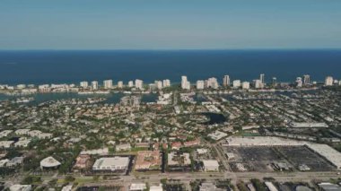 Napoli 'nin kenar mahallelerinin geniş bir görüntüsü. Florida banliyölerinin elementleri. Gayrimenkul fotoğrafı. Yüksek kalite 4k görüntü