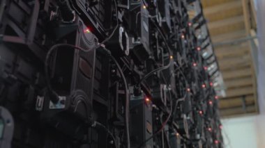 Sahnedeki büyük LED ekranın arkası. Yüksek kalite 4k görüntü