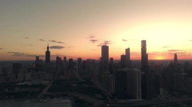 Gün batımında Chicago 'nun siluetinin insansız hava aracı görüntüsü. Yüksek kalite 4k görüntü