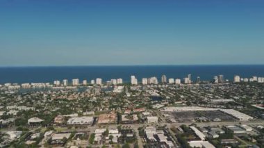 Napoli 'nin kenar mahallelerinin geniş bir görüntüsü. Florida banliyölerinin elementleri. Gayrimenkul İHA 'sı. Yüksek kalite 4k görüntü