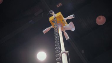 Siyah bir direkteki güvenlik kamerası. Uzaktan güvenlik sistemi. Özel ve kamusal alanda güvenlik kameraları var. Geniş görüş. Yüksek kalite 4k görüntü