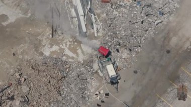Bir yıkım alanı. Yok edilen bölgenin tepeden aşağı insansız hava aracı atışı. Binanın yıkılması. Yüksek kalite 4k görüntü