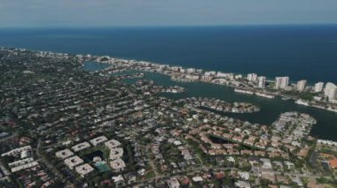 Napoli 'nin banliyösünün geniş çaplı insansız hava aracı görüntüsü. Florida banliyölerinin elementleri. Gayrimenkul fotoğrafı. Yüksek kalite 4k görüntü