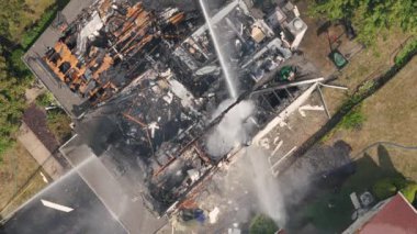 Bir ev yangınından ve itfaiyecilerin ateşi söndürmesinden sonra hava aracının şafak vakti dumanı. - Evet. Yüksek kalite 4k görüntü