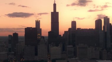 Chicago şehir merkezindeki günbatımında gökyüzü görüntüsü. Chicago şehir merkezinde. Yüksek kalite 4k görüntü