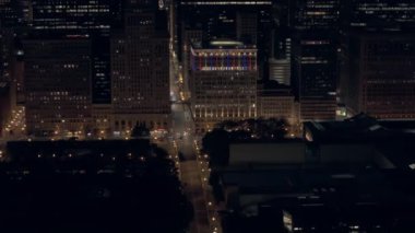 Akşam vakti Chicago şehir merkezindeki caddelerin fotoğrafını çekeceğiz. Hava görüntüsü. Yüksek kalite 4k görüntü