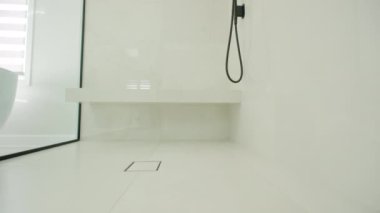 Duş kabini olan modern banyo elementleri. Yüksek kalite 4k görüntü