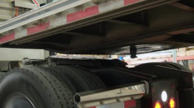 Profesyonel Yarı Kamyon Şoförü bir tırı römorka bağlıyor. Yüksek kalite 4k görüntü