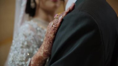 Geleneksel kına boyaları ve geleneksel kıyafetler giyen çiftler bir arada dururlar. Yüksek kalite 4k görüntü