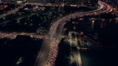 Trafiğin yoğun olduğu virajlı yolda gece hava aracı atışı. Yüksek kalite 4k görüntü