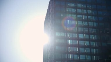 Şehir merkezindeki bina elementleri, gökdelenler arasındaki güneş ışınları. Yüksek kalite 4k görüntü