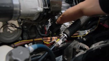 Profesyonel Semi Kamyon Şoförü motordaki yağ seviyesini kontrol ediyor. Kapatın. Yüksek kalite 4k görüntü