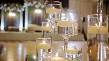 Düğün süslemeleri. Dekoratif mumların yakın görüntüsü. Kamerayı çek. Yüksek kalite 4k görüntü