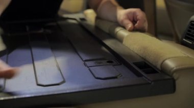 Detektör arabanın içini temizliyor. Arabanın iç bakımının ayrıntıları. Kapatın. Yüksek kalite 4k görüntü