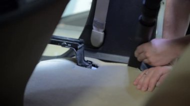 Detektör arabanın içini temizliyor. Arabanın iç bakımının ayrıntıları. Manzarayı kapat. Yüksek kalite 4k görüntü