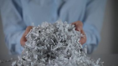 Kağıt ofis evrakları işçi kadınların elinde. Yüksek kalite 4k görüntü