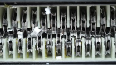 Shredder Kesme Kağıdı 'nın yakın görüntüsü. Aşağıdan Görünüm, Yüksek kalite 4k görüntü