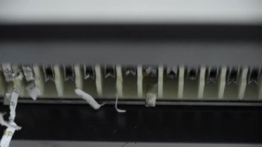 Shredder Kesme Kağıdı 'nın yakın çekimi. Aşağıdan Görüntü, Ağır çekim. Yüksek kalite 4k görüntü