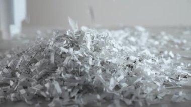 Shredder 'ın kağıt kesme sahnesini yakın çekim, yırtık kağıt düşer. Yüksek kalite 4k görüntü
