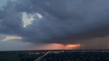 Kasaba üzerinde sağanak yağış ve şimşekten önce fırtınalı bulutların geniş açılı görüntüsü. - Evet. Yüksek kalite 4k görüntü