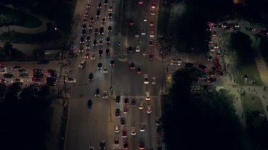 İnsansız hava aracı gece trafiğin yoğun olduğu bir kavşak boyunca uçarken vuruldu. Yüksek kalite 4k görüntü
