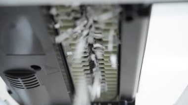 Shredder Kesme Kağıdı 'nın yakın görüntüsü. Aşağıdan Taraflı Görünüm. Yüksek kalite 4k görüntü