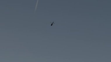 Haberler için haber helikopterleri olay yerlerinin etrafında dolanıyor. Yukarıdan aşağıya doğru. Yüksek kalite 4k görüntü