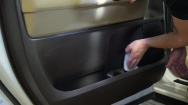 Detektif araba kapısını temizler. Arabanın iç bakımının ayrıntıları. - Evet. Yüksek kalite 4k görüntü
