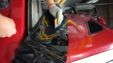 Kamyona kazıyıcı ile PPF filmi uygulamak. Bir arabaya film uygularken çekilen görüntüleri kapat. - Evet. Yüksek kalite 4k görüntü