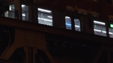 Geceleri Chicago şehir merkezinde trafik yoğundur. Şikago İl. ABD 10 Ekim 2024. Yüksek kalite 4k görüntü