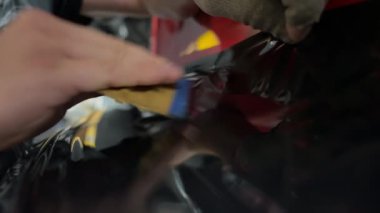 İşçi, plazma tabancasıyla plazma filmi uyguluyor. Bir arabaya film uygularken çekilen görüntüleri kapat. - Evet. Yüksek kalite 4k görüntü